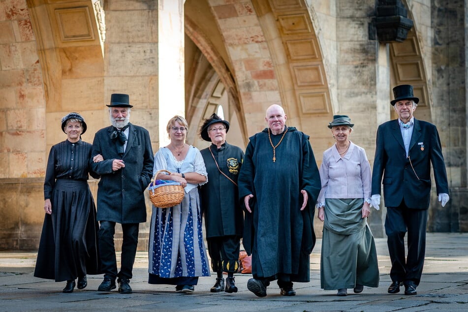 Schon 2020 gab es auf dem Jakobikirchplatz ein Treffen historischer Gästeführer-Persönlichkeiten (v.l.): Jenny und Karl Marx, Marktfrau Karolin, Chemnitzer Türmer, Mönch Thomasius sowie Berta und Richard Hartmann.