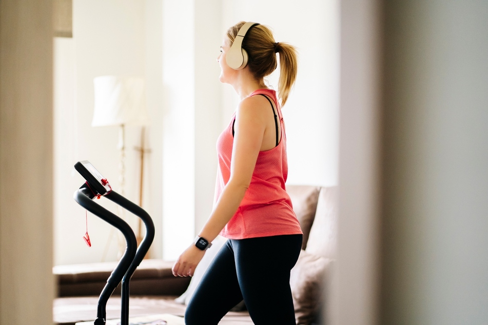 Ganz in Ruhe und in seinem Tempo trainieren: Privatsphäre ist ein großer Vorteil des heimischen Fitnessstudios. (Symbolbild)