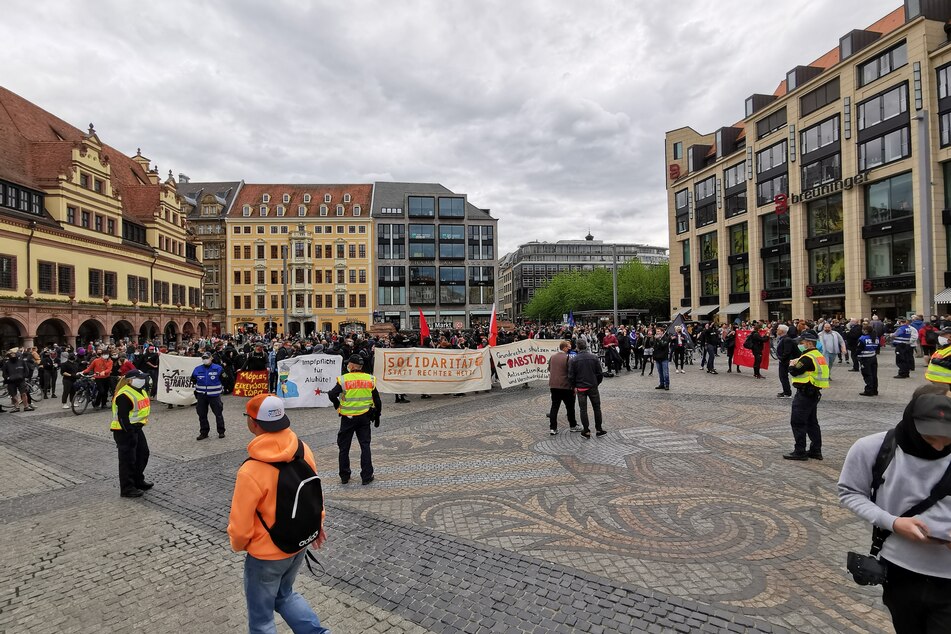 Am Samstagnachmittag gab es eine Kundgebung auf dem Leipziger Marktplatz zum Thema "Kein Platz für Verschwörungstheorien und Nazis".