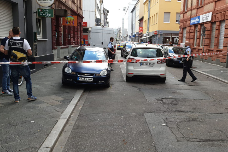 Polizisten am vermeintlichen Tatort.