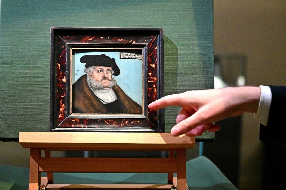 Das Bild aus der Nähe betrachtet, die Hand des Generaldirektors illustriert das Größenverhältnis.