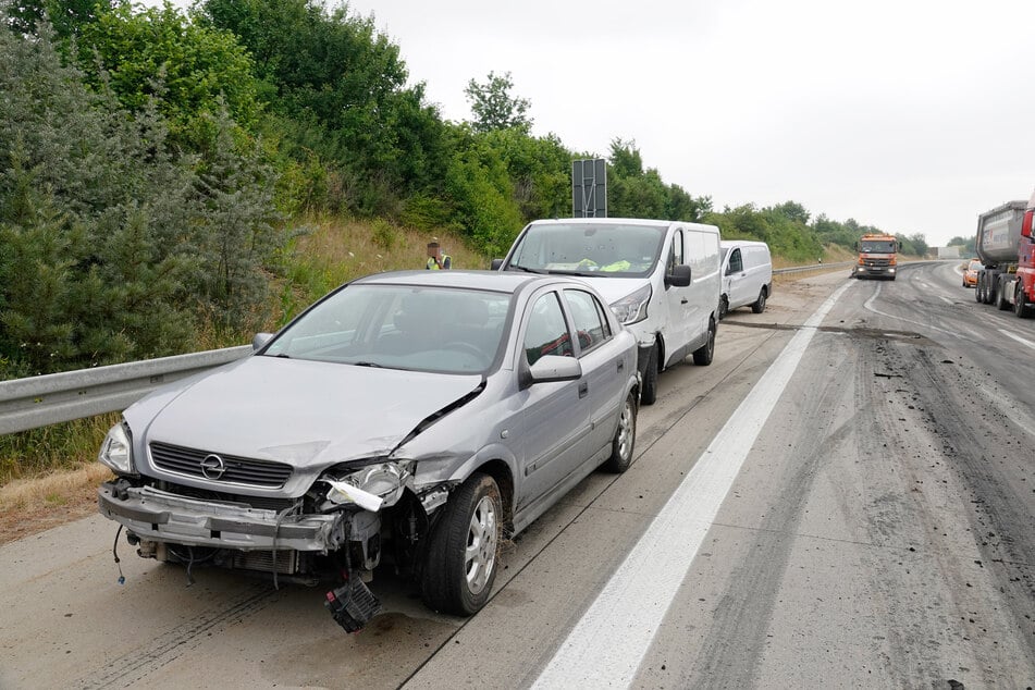 Aufgrund der verlorenen Ladung gab es mehrere Folgeunfälle.