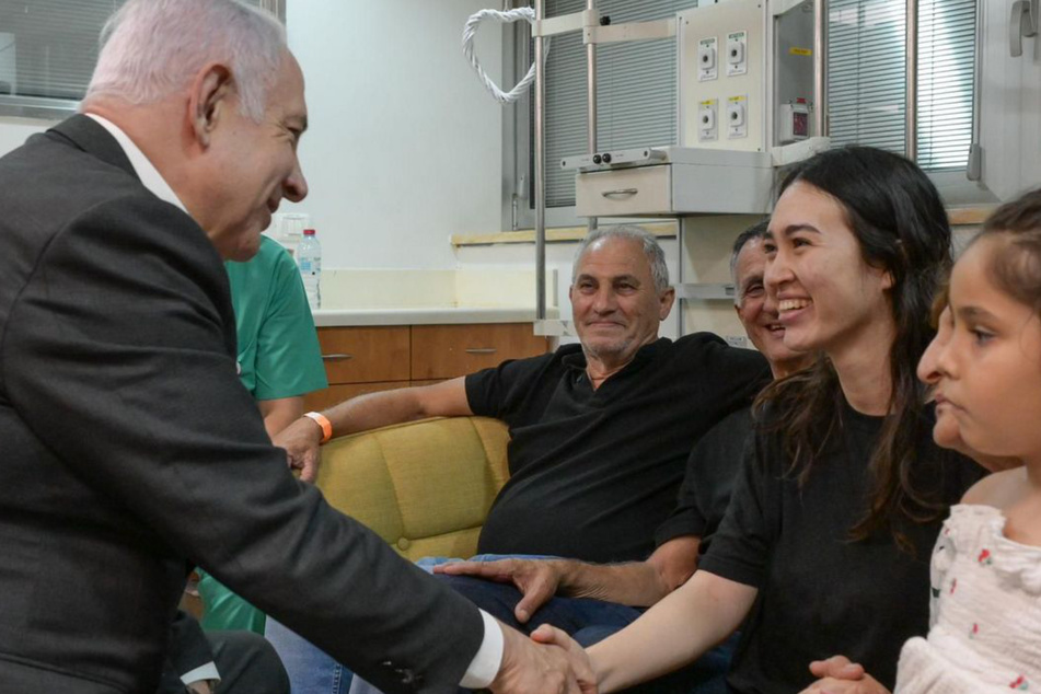 Israels Premierminister Benjamin Netanjahu schüttelt der israelischen Geisel Noa Argamani (26) die Hand, nachdem sie von der israelischen Armee aus der Gefangenschaft im Gazastreifen befreit wurde.
