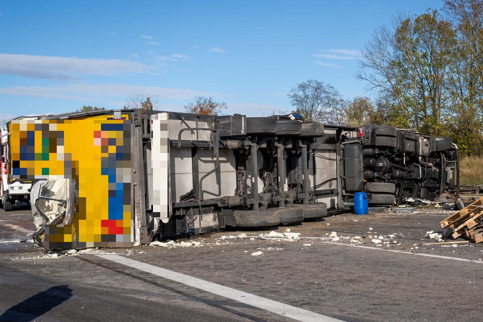 Der Lkw des Mannes war nach einem Unfall quer auf der A9 in Bayern zum Liegen gekommen.