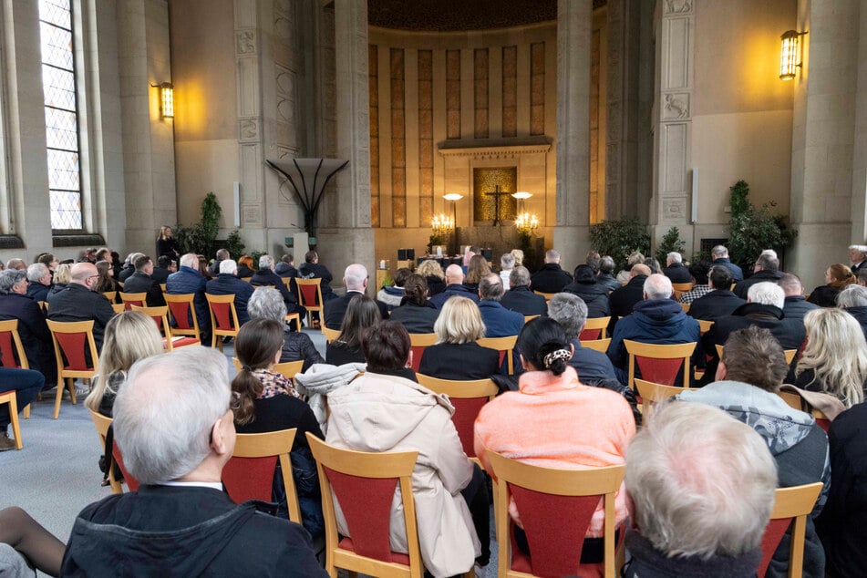 Zahlreiche Dresdner erinnerten an die 16 verstorbenen Mitbürger ohne Familie.