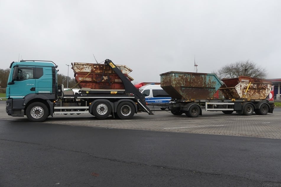 Zwei Container umgeladen und mit den vorhandenen Gurten gesichert und schon konnte es weitergehen.