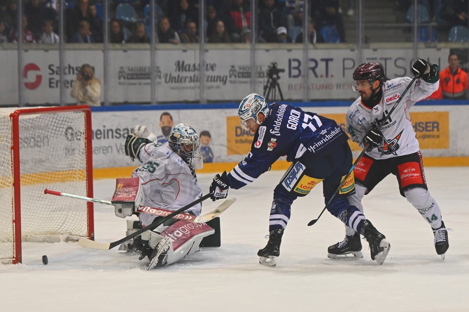 Eislöwe Sebastian Gorcik (M.) staubt hier zum 2:1 ab.