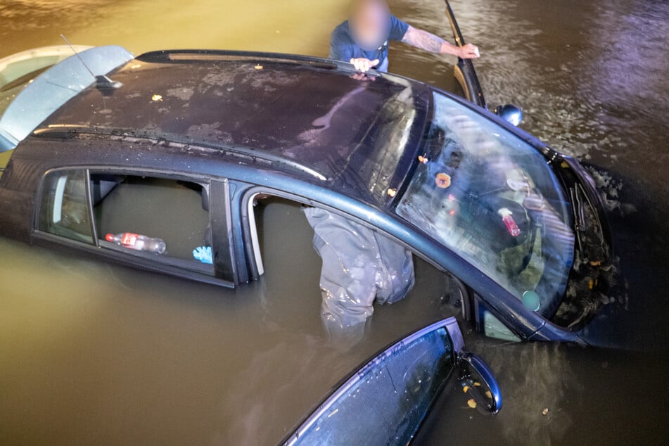 Eine Autofahrerin blieb in einer überfluteten Unterführung stecken.