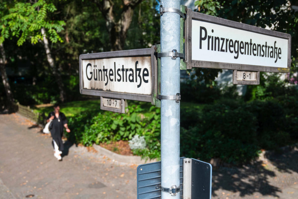 In dieser kleinen Grünanlage in Berlin-Wilmersdorf sind am Samstagmittag zwei Menschen mit Messerstichen schwer verletzt worden.