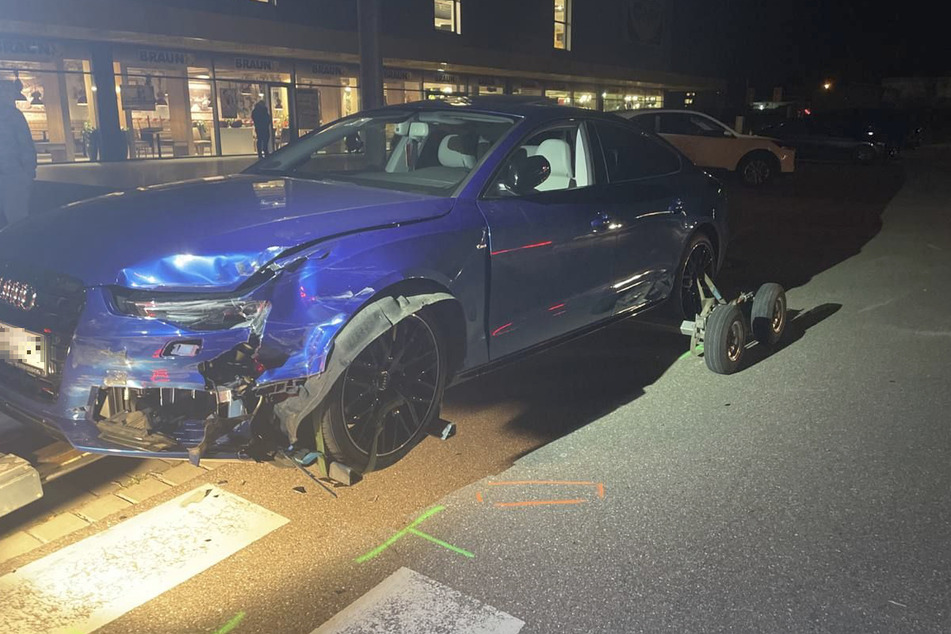 Ein Audi steht verbeult auf der Straße. Bei dem Unfall wurde eine Frau leicht verletzt.