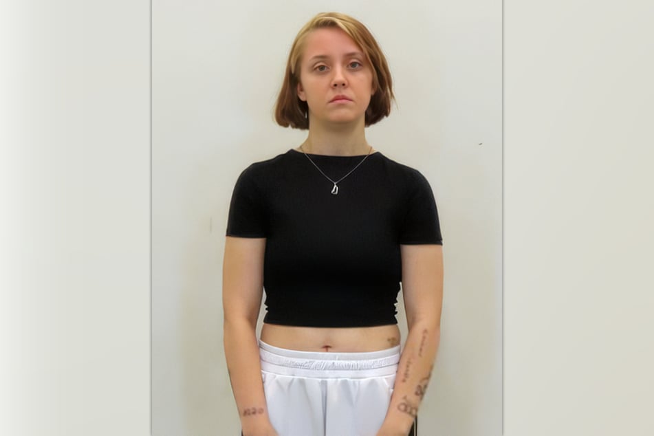 Leonie ist 1,64 Meter groß, schlank und hat dunkelblonde, halblange Haare.