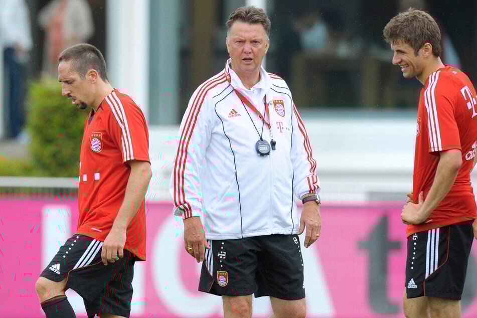 Unter Trainer Louis van Gaal (73, M.) war Thomas Müller (35, r.) gesetzt. (Archiv)