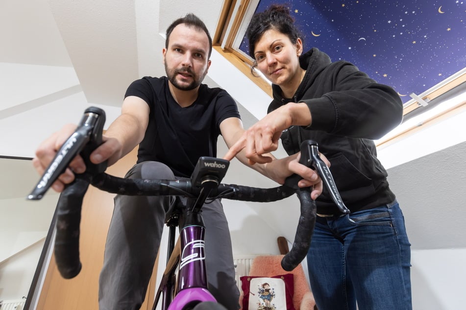 TAG24-Reporter Robert Preuße tritt auf dem Fahrrad von Manja Seemann (41) kräftig in die Pedale