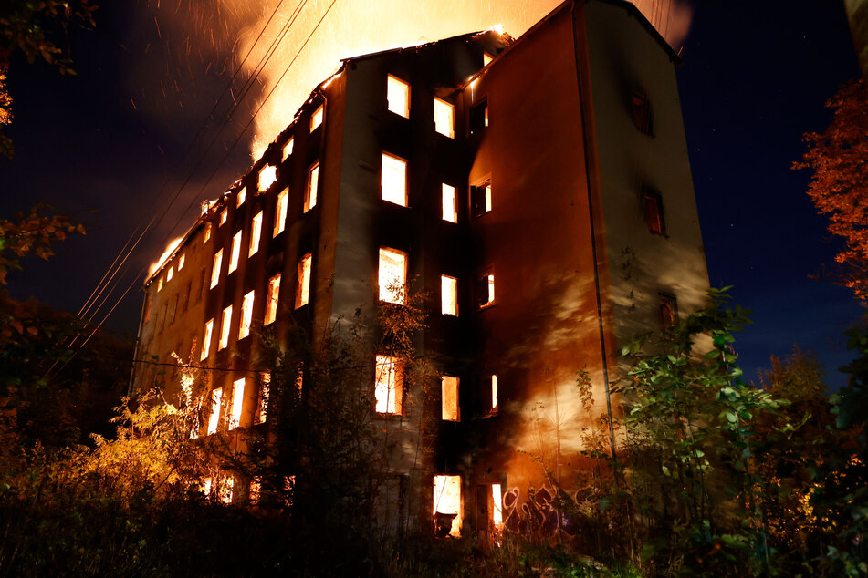 In der Nacht auf Mittwoch brannte die alte Spinnerei in Chemnitz-Wittgensdorf komplett aus.