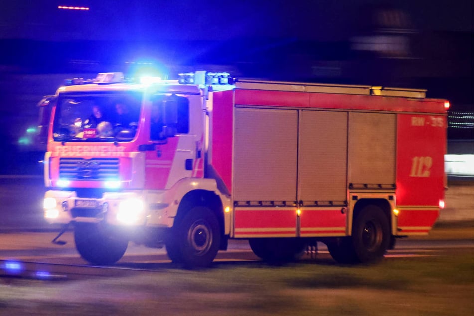 Die Mannschaft eines Löschfahrzeugs, das sich gerade in der Nähe des Unfallorts befand, eilte der Frau sofort zu Hilfe. (Symbolfoto)