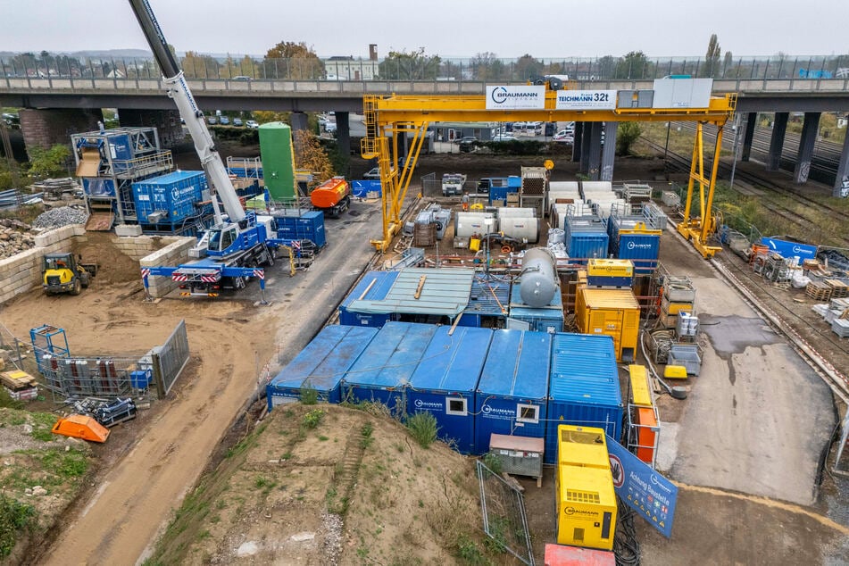 Die Baugrube an der Forststraße grenzt unmittelbar an eine Bahnstrecke und die A4.