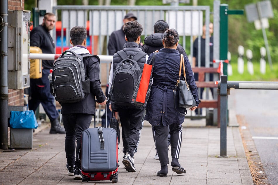 Flüchtlinge auf dem Weg zum Erstaufnahmeheim. Es kommen noch weit mehr Asylbewerber nach Deutschland, als welche ausreisen.