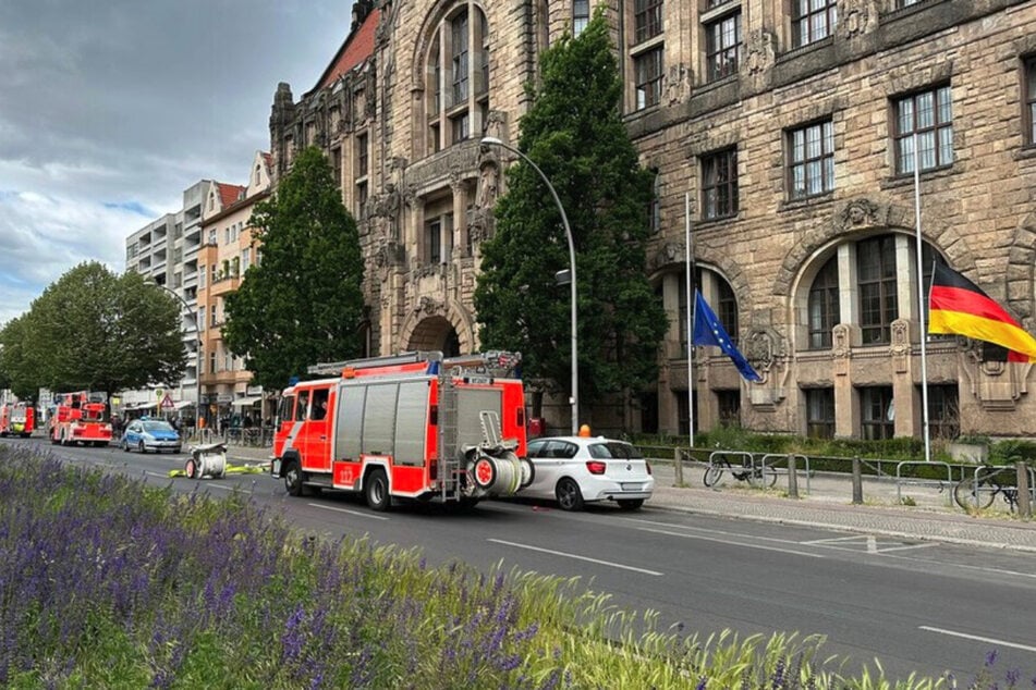 Die Berliner Feuerwehr wurde am Donnerstag zu einem Brand im Rathaus Charlottenburg alarmiert.