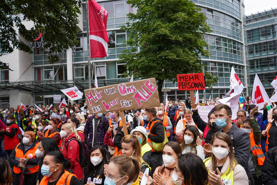 Berlin: Verdi-Warnstreik: Beschäftigte legen Arbeit in Krankenhäuser Vivantes und Charité nieder
