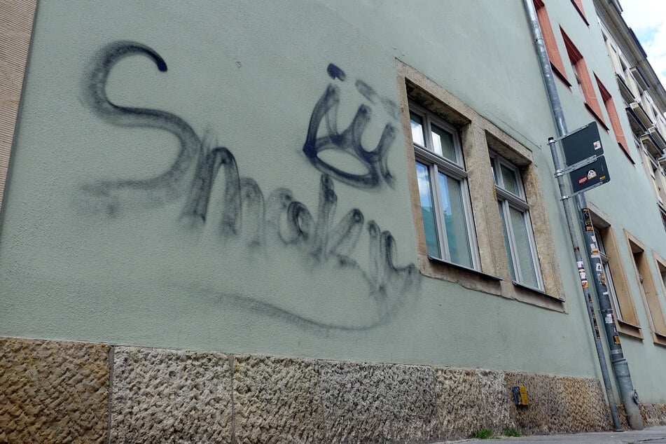 Diese Tat blieb nicht unbeobachtet: Zwei Männer (23, 20) haben laut einer Zeugin diese Hauswand in Pirna verunstaltet.