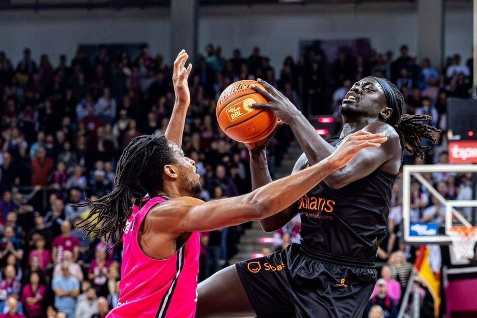 Soll den Brewer-Abgang kompensieren: Aher Uguak (27, r.) steht nach elfmonatiger Verletzungspause kurz vorm Comeback.