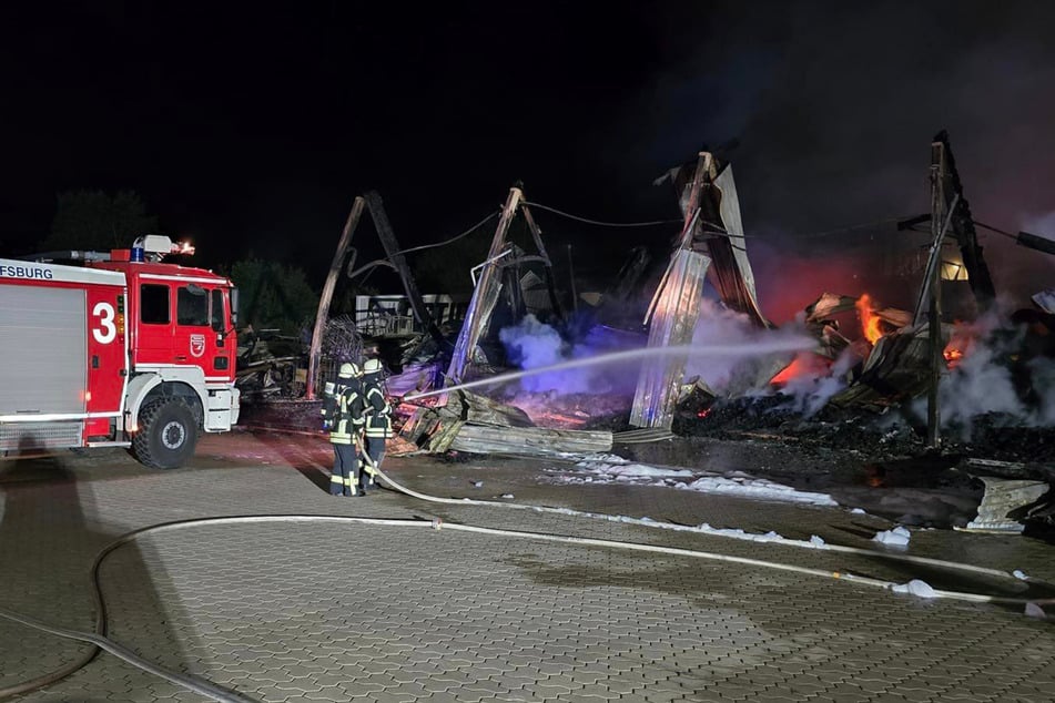 Großbrand in Peine: Millionenschaden und mehrere verletzte Einsatzkräfte!