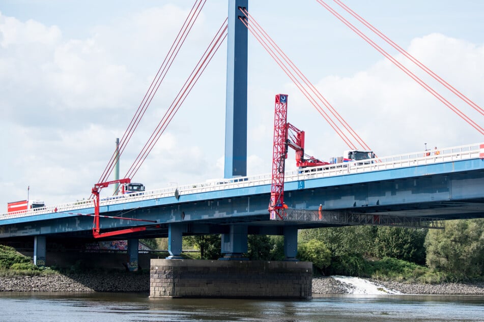 Die Norderelbebrücke in Hamburg ist für Schwertransporte gesperrt.