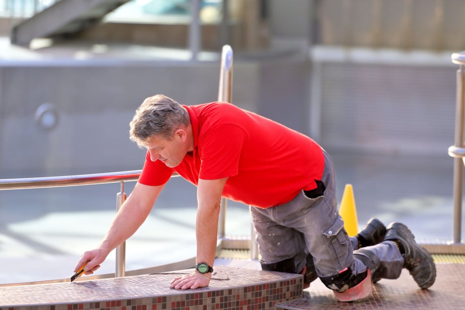 Frank Hommel (55) erneuert die Silikonfugen.
