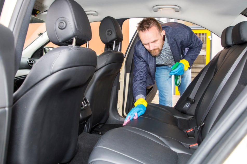 Dafür bleibt genügend Zeit fürs Putzen: Nach jeder Fahrt säubert Noack den Innenraum.