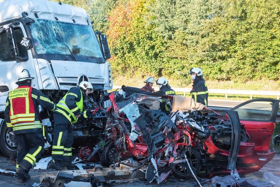 Horror-Unfall auf Autobahn: Wagen wird unter Laster geschoben, Beifahrerin stirbt