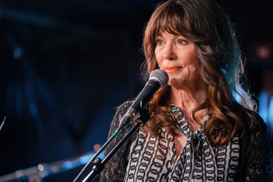 Sie singt auch! Die Proben für das große Comeback von Simone Mankus (Iris Berben, 69) werden von der Angst vor einem unbekannten Stalker überschattet.