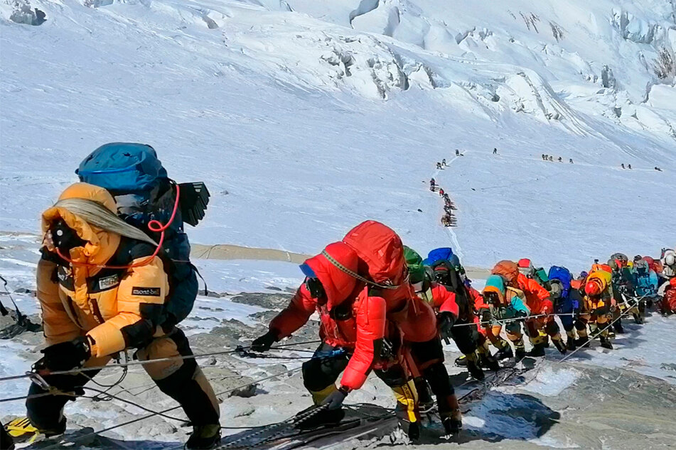 Kleiner Junge bricht zweifelhaften Rekord: Zweijähriger besteigt den Mount Everest!