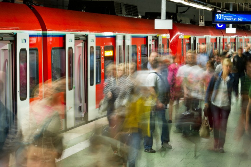 Pendler müssen sich am Mittwochmorgen auf Verspätungen und Ausfälle im S-Bahn-Verkehr des RMV einstellen (Symbolbild).