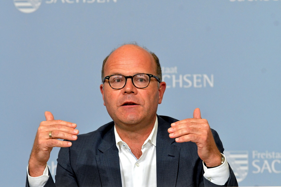 Staatskanzleichef Oliver Schenk (54, CDU) zeigt sich angesichts der Ergebnisse des Flüchtlingsgipfels nicht vollends zufrieden.