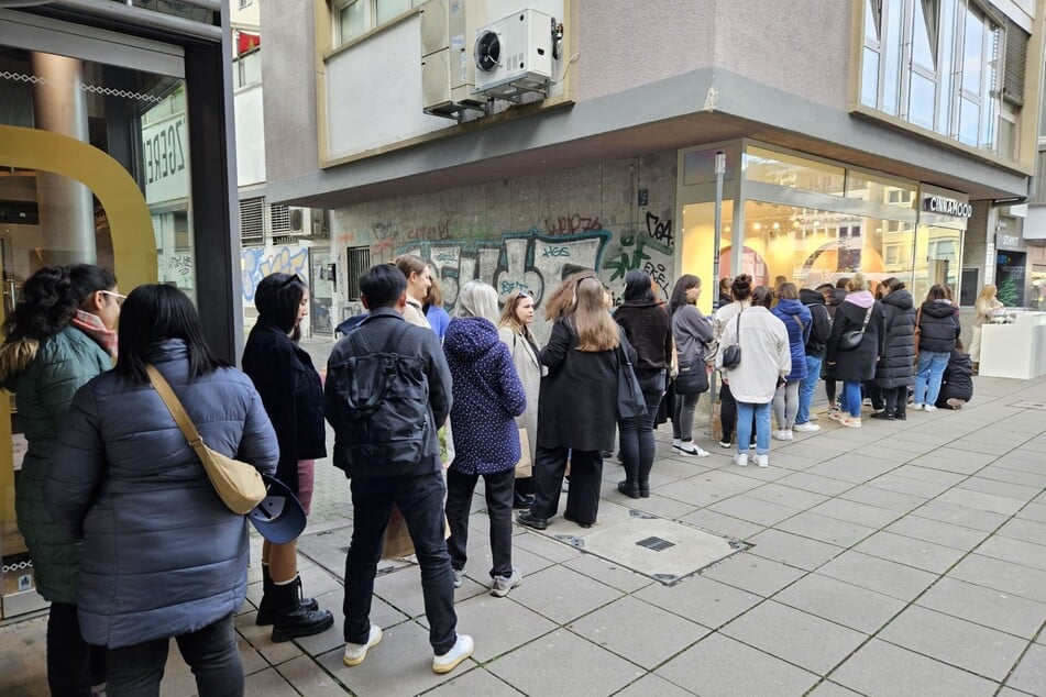 Riesige Warteschlangen bildeten sich am Samstagmittag in der Stuttgarter Hirschstraße.