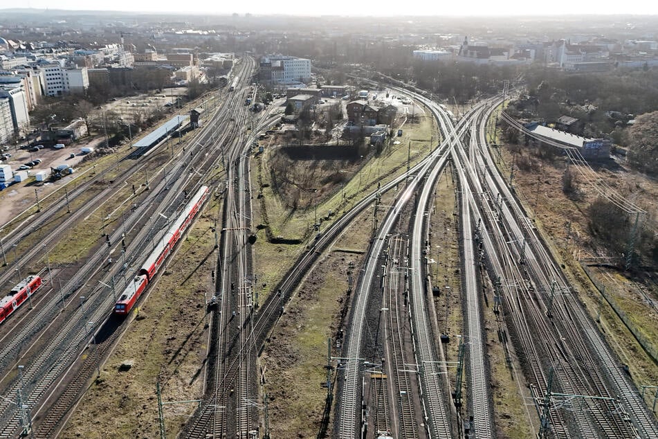 In und um Magdeburg werden an zwei Wochenenden die Gleise und Oberleitungen erneuert. (Archivbild)