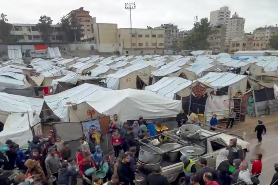 Die Lage im Gaza-Streifen ist dramatisch. Notleidende Menschen drängen sich um eine Lebensmittelausgabe.