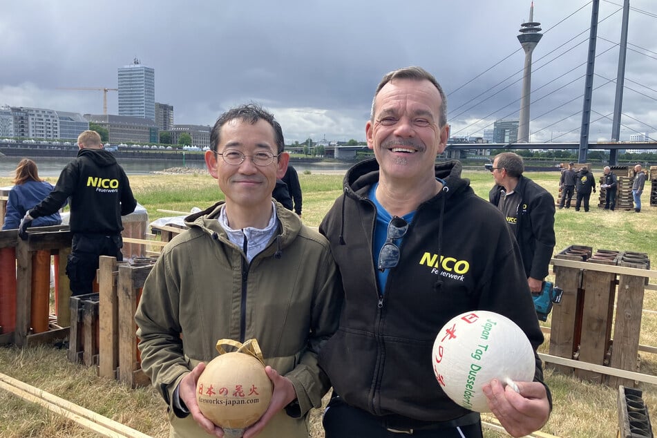 Hideki Kubota (l.) führt in Düsseldorf sein einziges Feuerwerk außerhalb Japans auf.