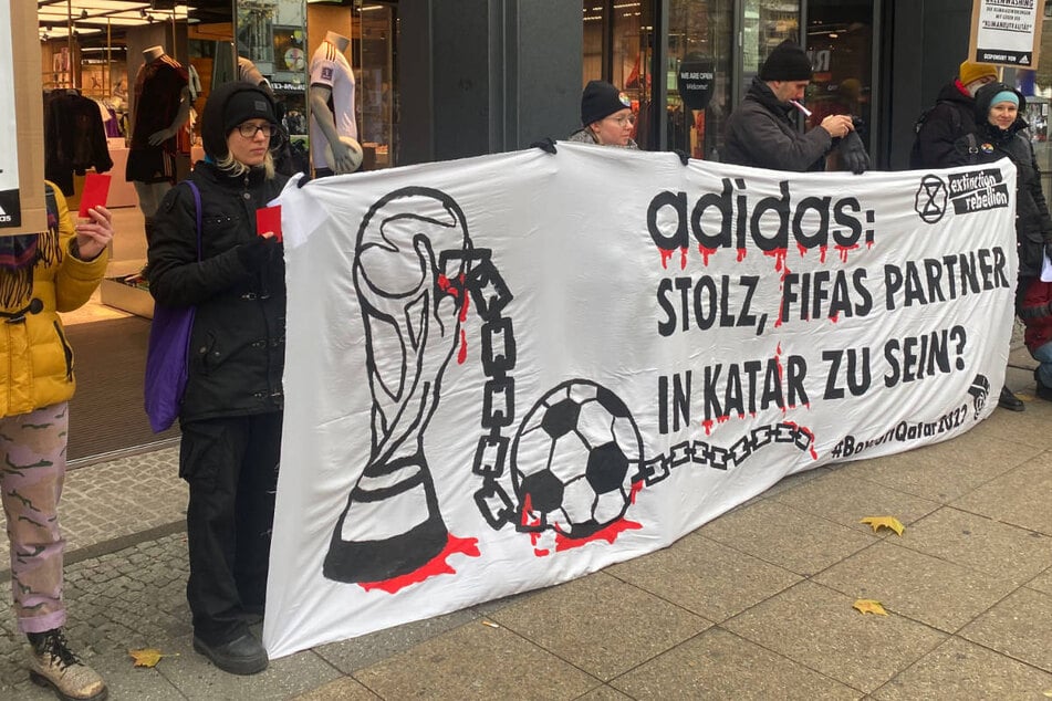 Protest gegen Fußball-WM: Klimaaktivisten belagern Adidas-Flagship-Store in Berlin
