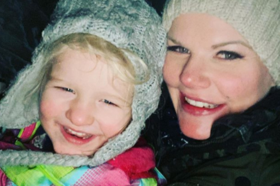 Melanie Müller (32) und Tochter Mia Rose (3) auf Schlittentour.
