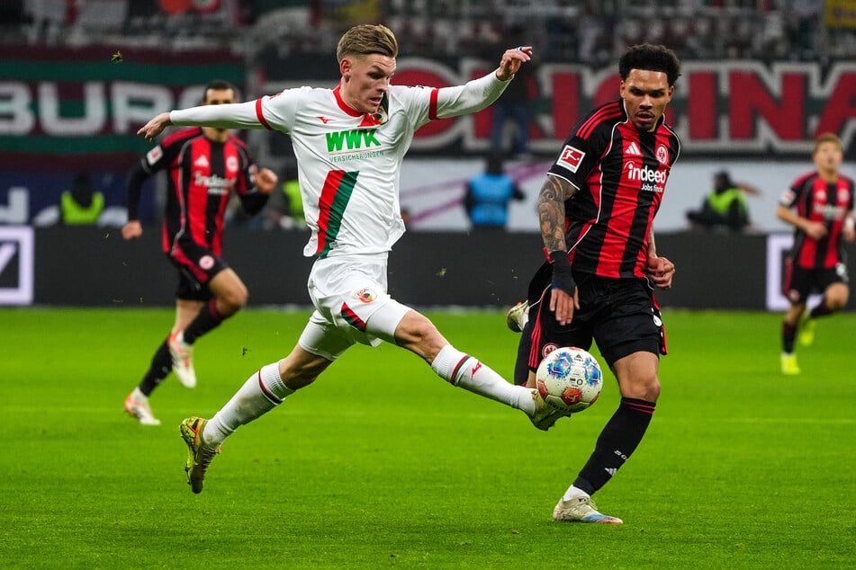 Augsburgs Anton Kade (l.) versucht sich gegen SGE-Verteidiger Nnamdi Collins durchzusetzen. Beide Abwehrreihen standen in der ersten Halbzeit sicher und gute Chancen blieben Mangelware.