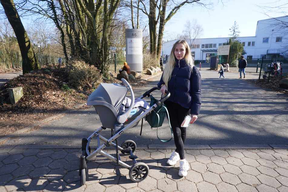 Valeriia Yusefzada (23) aus Kiew steht mit ihrem Kind vor dem Ankunftszentrum im Stadtteil Rahlstedt.