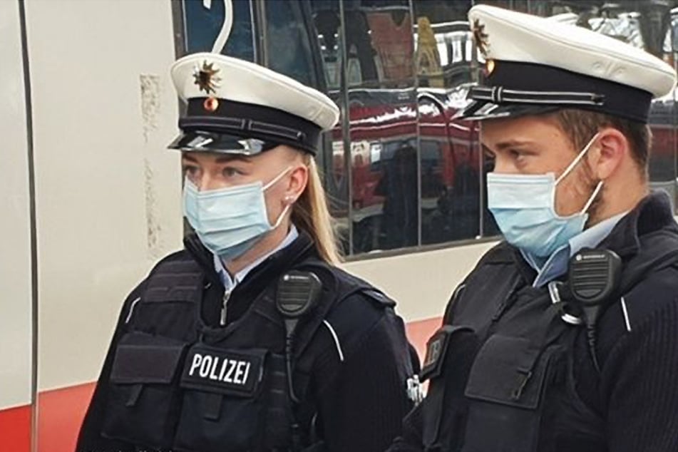 Auch gegenüber den Beamten zeigte der alkoholisierte Fahrgast kein Einsehen. (Symbolbild)