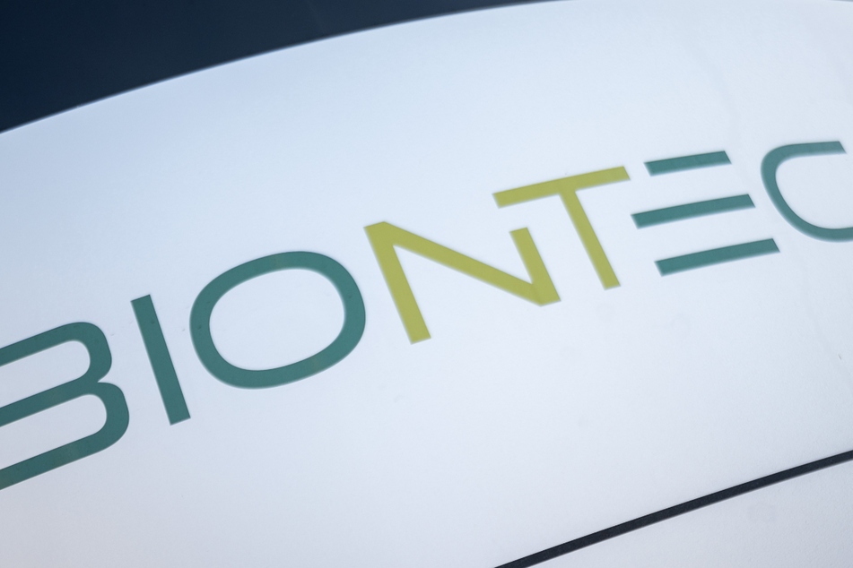 Das Logo von Biontech steht auf einem Schild am Firmensitz des Corona-Impfstoffherstellers in Mainz.