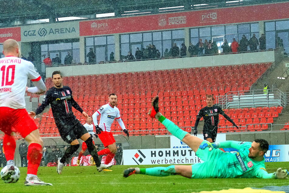 Gleich klingelt's im Hallenser Kasten, Manfred Starke (l.) überwindet Schlussmann Kai Eisele zum zwischenzeitlichen 2:1 für den FSV Zwickau.