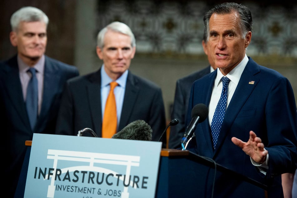 Senate votes to close debate on bipartisan infrastructure plan
