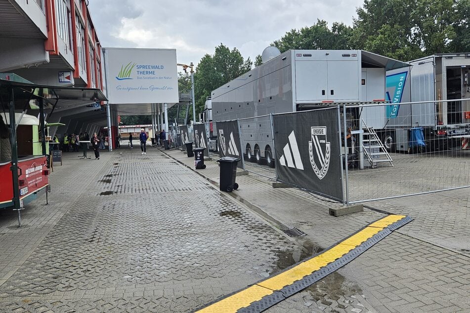 Hinter der Westtribüne haben sich kleine Pfützen gebildet. Noch ist keine richtige Stadion-Stimmung.