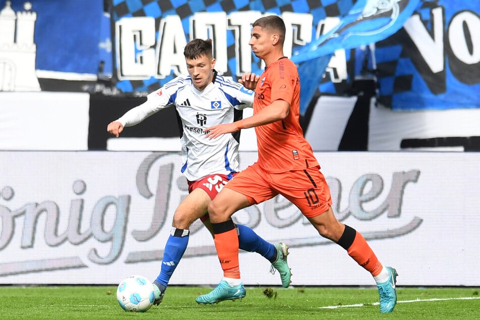 Noah Katterbach (23, l.) stand gegen Paderborn überraschend in der HSV-Startelf - und überzeugte mit einer engagierten Leistung sowie einer Vorlage.