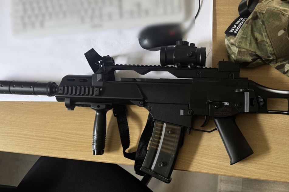 Hombre enmascarado pasea con rifle y chaleco antibalas: sorpresa al ser detenido