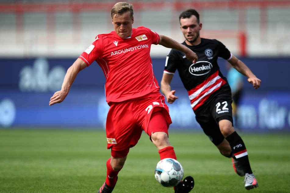 Felix Kroos (l) von Union Berlin kämpft mit Kevin Stöger von Fortuna Düsseldorf um den Ball.